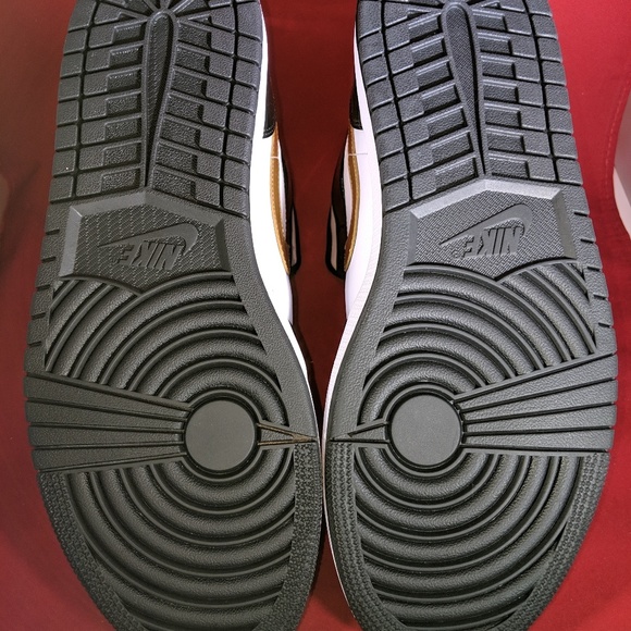 🔱Jordan 1🔱 Mid Se Black Metallic Gold-White - Picture 2 of 8